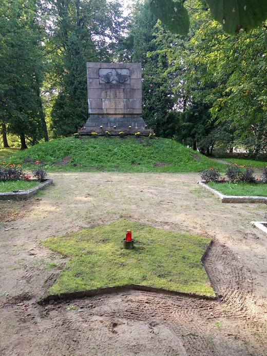 Памятник в г. Лимбажи (Латвия)