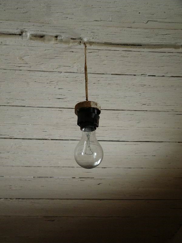 Лампочка ильича. Потолок с лампочками. Лампочка на потолке без люстры. Старая лампочка на потолке.